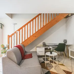 https://apt-chic-apart-duplex-with-parking.fr-paris.fr